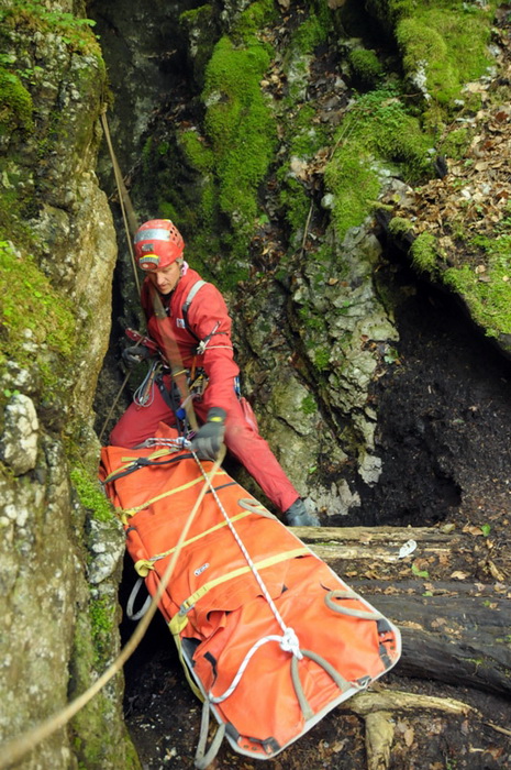 Zadar, 090612.
Danas su spasitelji HGSSa odradili akciju spasavanja unesrecenog speleologa Marjana Marovica koji je dozivio nesrecu u jami Kita Gacesina. U akciji je sudjelovalo oko 150 gorski spasioca te su uspjesno izvukli speleologa na sigurno.
Foto: H