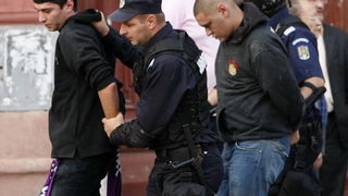 Temisvar, Rumunjska, 011009.
Na jednom od gradskih trgova doslo je do sukoba izmedju navijaca Dinama i rumunjskih navijaca pred utakmicu Temisvar – Dinamo. Policija je nerede vrlo brzo ugusila.
Foto: CROPIX Temisvar, Rumunjska, 011009.
Na jednom od gradskih trgova doslo je do sukoba izmedju navijaca Dinama i rumunjskih navijaca pred utakmicu Temisvar – Dinamo. Policija je nerede vrlo brzo ugusila.
Foto: CROPIX