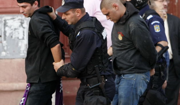 Temisvar, Rumunjska, 011009.
Na jednom od gradskih trgova doslo je do sukoba izmedju navijaca Dinama i rumunjskih navijaca pred utakmicu Temisvar – Dinamo. Policija je nerede vrlo brzo ugusila.
Foto: CROPIX