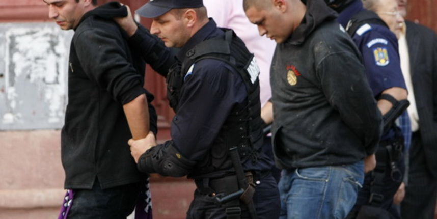 Temisvar, Rumunjska, 011009.
Na jednom od gradskih trgova doslo je do sukoba izmedju navijaca Dinama i rumunjskih navijaca pred utakmicu Temisvar – Dinamo. Policija je nerede vrlo brzo ugusila.
Foto: CROPIX Temisvar, Rumunjska, 011009.
Na jednom od gradskih trgova doslo je do sukoba izmedju navijaca Dinama i rumunjskih navijaca pred utakmicu Temisvar – Dinamo. Policija je nerede vrlo brzo ugusila.
Foto: CROPIX