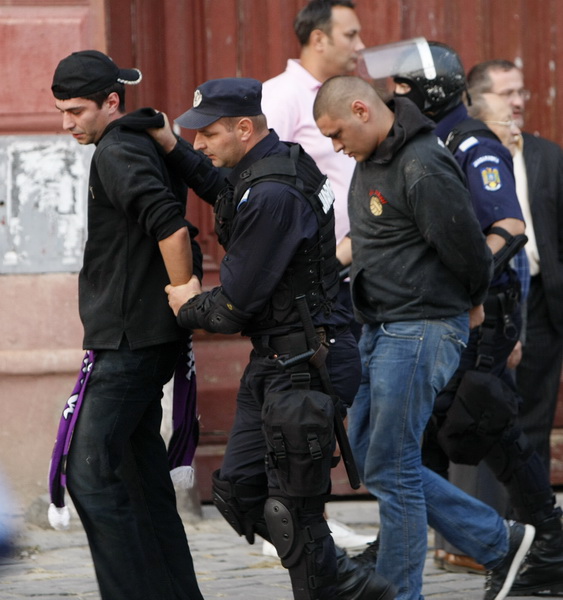 Temisvar, Rumunjska, 011009.
Na jednom od gradskih trgova doslo je do sukoba izmedju navijaca Dinama i rumunjskih navijaca pred utakmicu Temisvar – Dinamo. Policija je nerede vrlo brzo ugusila.
Foto: CROPIX Temisvar, Rumunjska, 011009.
Na jednom od gradskih trgova doslo je do sukoba izmedju navijaca Dinama i rumunjskih navijaca pred utakmicu Temisvar – Dinamo. Policija je nerede vrlo brzo ugusila.
Foto: CROPIX