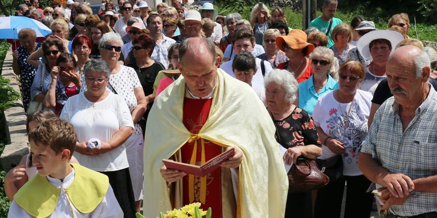 Tradicionalna procesija Tijelova ulicama Vira