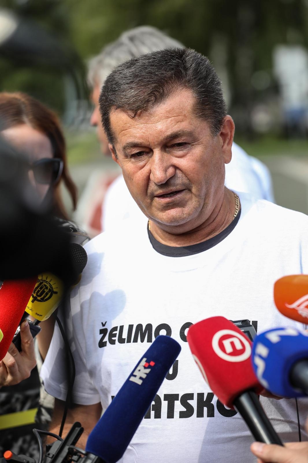 Stali autobusi, vozači upozorili: ‘Imamo 3800 kuna plaću i sad se svi čude što idemo van’ Stali autobusi, vozači upozorili: ‘Imamo 3800 kuna plaću i sad se svi čude što idemo van’