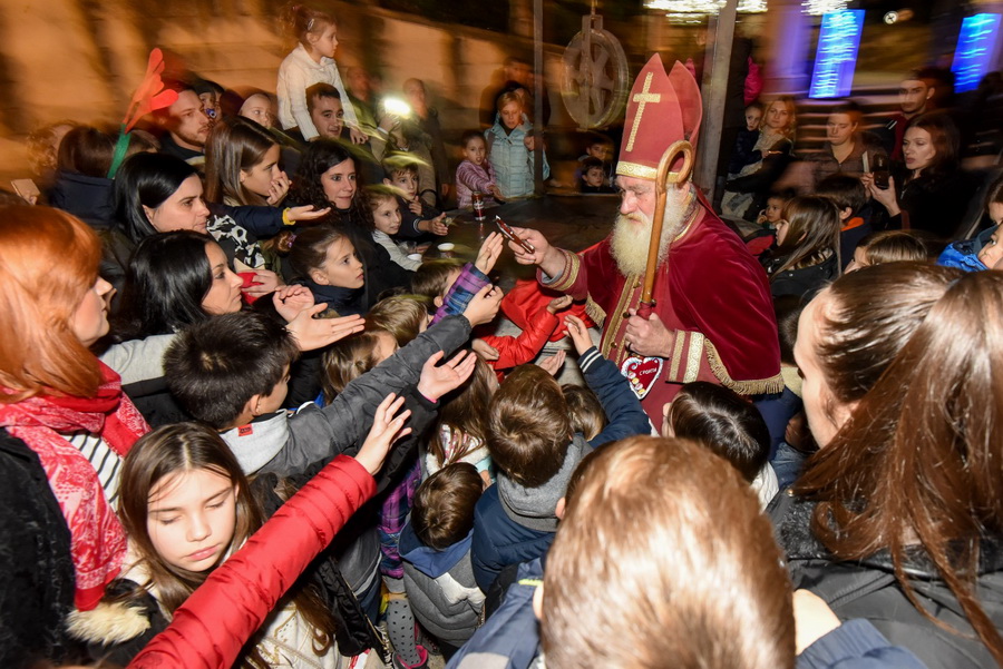 Advent u Zadru: Sveti Nikola razveselio najmlađe Zadrane Advent u Zadru: Sveti Nikola razveselio najmlađe Zadrane