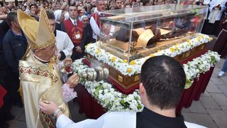 Velik broj vjernika sudjelovalo u procesiji u kojoj je nošeno tijelo Leopolda Bogdana Mandića od crkve Gospe od zdravlja do katedrale sv. Stošije Velik broj vjernika sudjelovalo u procesiji u kojoj je nošeno tijelo Leopolda Bogdana Mandića od crkve Gospe od zdravlja do katedrale sv. Stošije