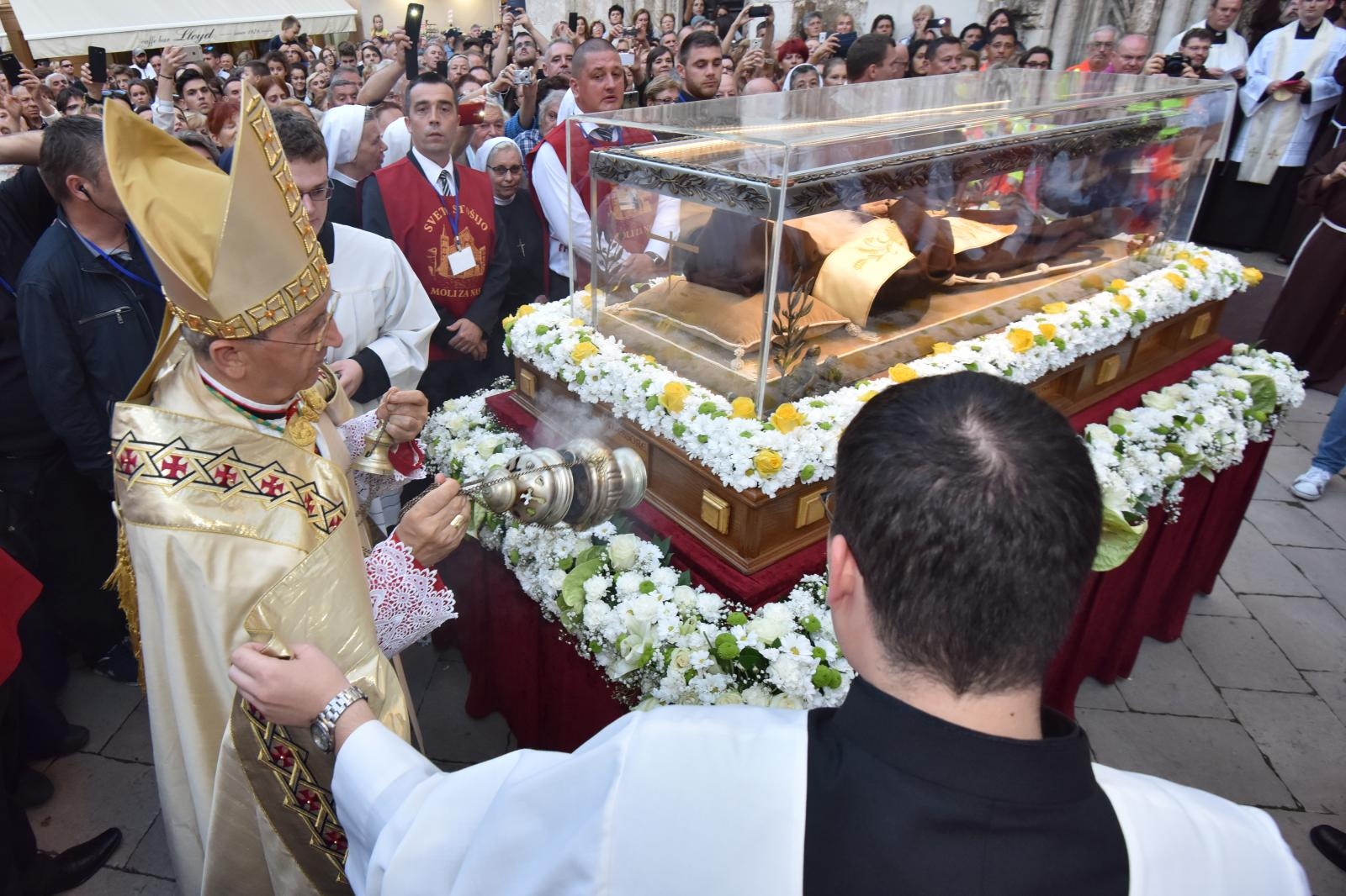 Velik broj vjernika sudjelovalo u procesiji u kojoj je nošeno tijelo Leopolda Bogdana Mandića od crkve Gospe od zdravlja do katedrale sv. Stošije Velik broj vjernika sudjelovalo u procesiji u kojoj je nošeno tijelo Leopolda Bogdana Mandića od crkve Gospe od zdravlja do katedrale sv. Stošije