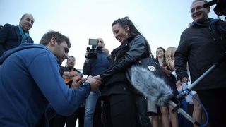 04.04.2014., Zadar – Australac Jason Grdovich zaprosio je svoju djevojku na Morskim Orguljama nakon devet godina veze, a cinu su svjedocili popularni pjevac Mladen Grdovic, gradonacelnik Bozidar Kalmeta, predsjednik zadarske TZ Zvonko Supe te mnogi medi