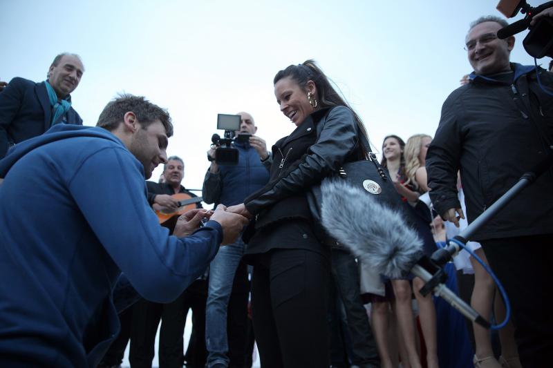 04.04.2014., Zadar – Australac Jason Grdovich zaprosio je svoju djevojku na Morskim Orguljama nakon devet godina veze, a cinu su svjedocili popularni pjevac Mladen Grdovic, gradonacelnik Bozidar Kalmeta, predsjednik zadarske TZ Zvonko Supe te mnogi medi