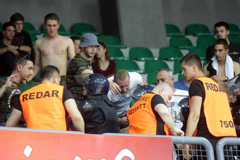 Intervencija policije na tribini s navijačima Zadra na utakmici Cibone i Zadra (80-71). Photo: Goran Stanzl/PIXSELL Intervencija policije na tribini s navijačima Zadra na utakmici Cibone i Zadra (80-71). Photo: Goran Stanzl/PIXSELL