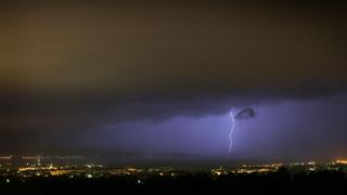 U ranim jutarnjim satima, noćas oko 1.30 satima zadarsko područje pogodilo je nevrijeme s jakim pljuskom praćeno munjama i grmljavinom. Photo: Filip Brala/PIXSELL U ranim jutarnjim satima, noćas oko 1.30 satima zadarsko područje pogodilo je nevrijeme s jakim pljuskom praćeno munjama i grmljavinom. Photo: Filip Brala/PIXSELL