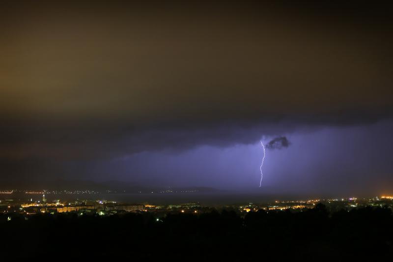 U ranim jutarnjim satima, noćas oko 1.30 satima zadarsko područje pogodilo je nevrijeme s jakim pljuskom praćeno munjama i grmljavinom. Photo: Filip Brala/PIXSELL U ranim jutarnjim satima, noćas oko 1.30 satima zadarsko područje pogodilo je nevrijeme s jakim pljuskom praćeno munjama i grmljavinom. Photo: Filip Brala/PIXSELL