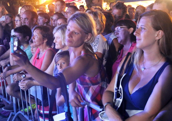 Virsko ljeto 2016: Tomislav Bralić i klapa Intrade oduševili 12 tisuća obožavatelja na virskoj rivi Virsko ljeto 2016: Tomislav Bralić i klapa Intrade oduševili 12 tisuća obožavatelja na virskoj rivi