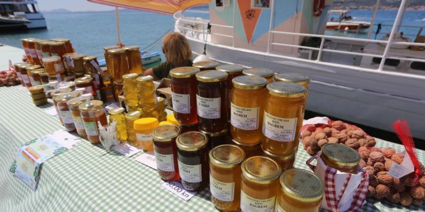 07.06.2014., Biograd – U Biogradu na moru odrzava se trodnevni deveti po redu festival izvorne hrane, pica, gastronomskih delicija, izvornog suvenira i folklora pod nazivom “Biogradski stol”. Photo: Filip Brala/PIXSELL 07.06.2014., Biograd – U Biogradu na moru odrzava se trodnevni deveti po redu festival izvorne hrane, pica, gastronomskih delicija, izvornog suvenira i folklora pod nazivom “Biogradski stol”. Photo: Filip Brala/PIXSELL