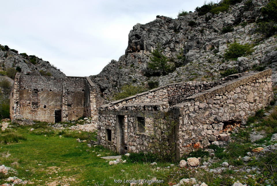 Pješačka staza Obrovac – Jankovića buk
