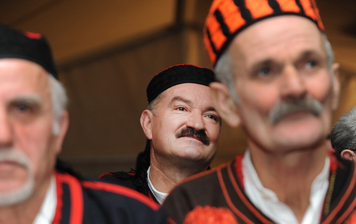 Zadar, 080111.
U Nadinu, selu pokraj Benkovca odrzana je danas
4. Cvitarijada pod nazivom Najbolji cvitarasi od Nina do Knina. Rijec je o natjecanju u kojem je sudjelovalo oko
30-ak samoukih sviraca etno skladbi na usnoj harmonici.
Foto: Andrija Lucic Zadar, 080111.
U Nadinu, selu pokraj Benkovca odrzana je danas
4. Cvitarijada pod nazivom Najbolji cvitarasi od Nina do Knina. Rijec je o natjecanju u kojem je sudjelovalo oko
30-ak samoukih sviraca etno skladbi na usnoj harmonici.
Foto: Andrija Lucic