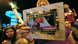 Skopje, 061011.
Fanovi megazvijezde Tose Proeskog i dalje obiljezavaju 5 listopad, dan kada je odrzao svoj posljednji koncert u Skopju.Tim se povodom na trgu ‘Makedonija’ u Skopju odrzala tradicionalna manifestacija ‘Zvjezdano nebo za Tosu’ koja je tra Skopje, 061011.
Fanovi megazvijezde Tose Proeskog i dalje obiljezavaju 5 listopad, dan kada je odrzao svoj posljednji koncert u Skopju.Tim se povodom na trgu ‘Makedonija’ u Skopju odrzala tradicionalna manifestacija ‘Zvjezdano nebo za Tosu’ koja je tra