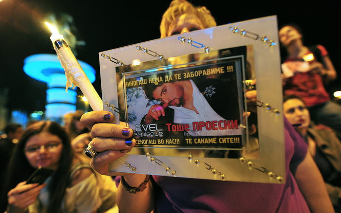 Skopje, 061011.
Fanovi megazvijezde Tose Proeskog i dalje obiljezavaju 5 listopad, dan kada je odrzao svoj posljednji koncert u Skopju.Tim se povodom na trgu ‘Makedonija’ u Skopju odrzala tradicionalna manifestacija ‘Zvjezdano nebo za Tosu’ koja je tra Skopje, 061011.
Fanovi megazvijezde Tose Proeskog i dalje obiljezavaju 5 listopad, dan kada je odrzao svoj posljednji koncert u Skopju.Tim se povodom na trgu ‘Makedonija’ u Skopju odrzala tradicionalna manifestacija ‘Zvjezdano nebo za Tosu’ koja je tra