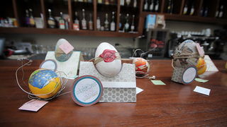 Restoran Bar Atrij: Prodajna izložba uskrsnih pisanica Silvijane Dražović, Foto: Saša Čuka Restoran Bar Atrij: Prodajna izložba uskrsnih pisanica Silvijane Dražović, Foto: Saša Čuka