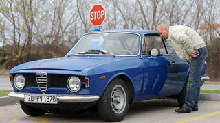 Zadar, 250312.
Vlasnici i ljubitelji automobilske marke Alfa Romeo okupili su se jutros na parkiralistu jedrilicarskog kluba Uskok kako bi pokazali svoje limene ljubimce i razgledali tudje.
Na slici: detalj sa dogadjanja.
Foto: Luka Gerlanc / CROPIX Zadar, 250312.
Vlasnici i ljubitelji automobilske marke Alfa Romeo okupili su se jutros na parkiralistu jedrilicarskog kluba Uskok kako bi pokazali svoje limene ljubimce i razgledali tudje.
Na slici: detalj sa dogadjanja.
Foto: Luka Gerlanc / CROPIX