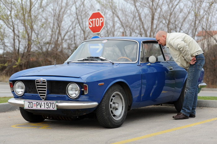 Zadar, 250312.
Vlasnici i ljubitelji automobilske marke Alfa Romeo okupili su se jutros na parkiralistu jedrilicarskog kluba Uskok kako bi pokazali svoje limene ljubimce i razgledali tudje.
Na slici: detalj sa dogadjanja.
Foto: Luka Gerlanc / CROPIX Zadar, 250312.
Vlasnici i ljubitelji automobilske marke Alfa Romeo okupili su se jutros na parkiralistu jedrilicarskog kluba Uskok kako bi pokazali svoje limene ljubimce i razgledali tudje.
Na slici: detalj sa dogadjanja.
Foto: Luka Gerlanc / CROPIX