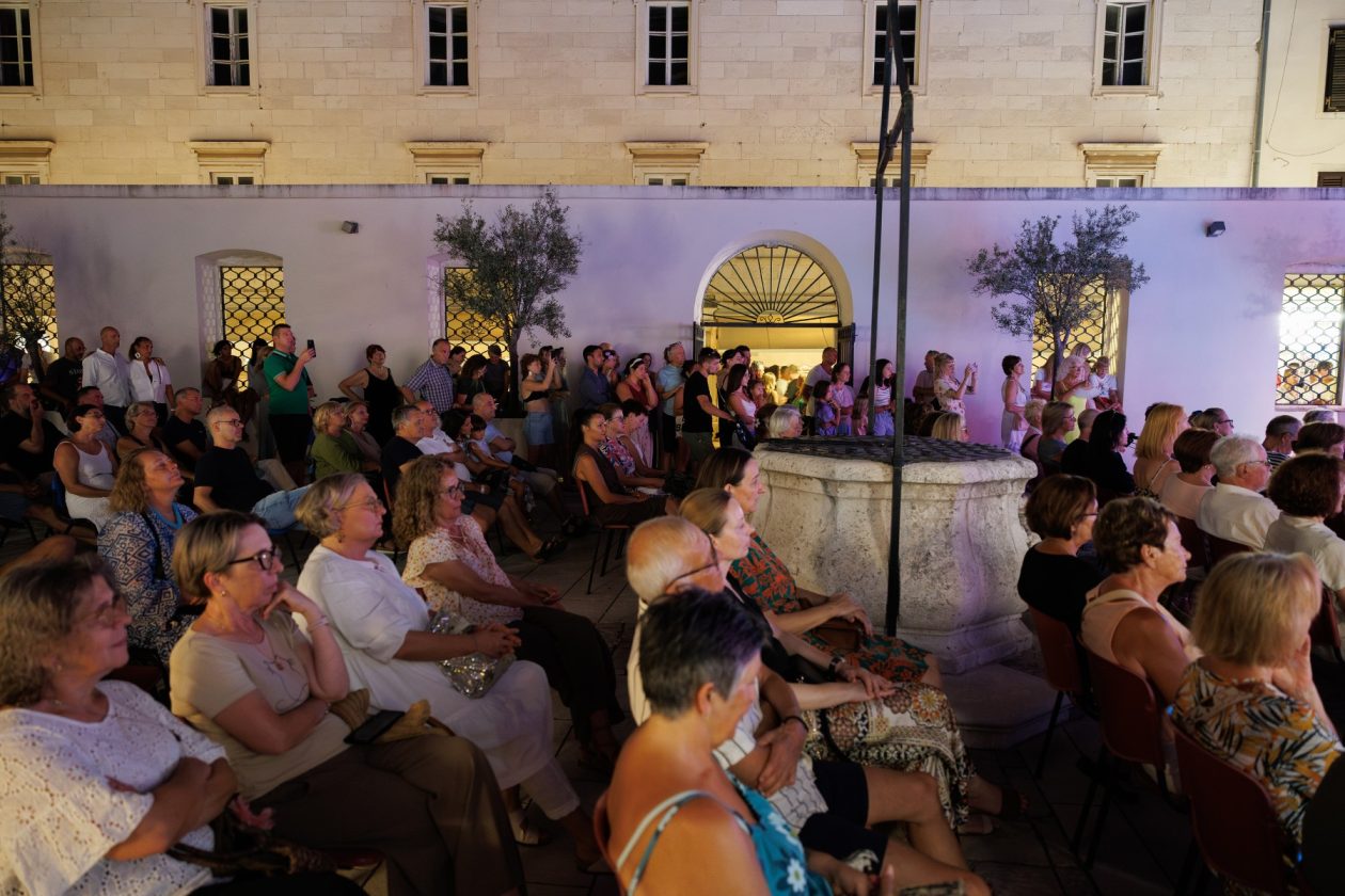 Večer evergreena u atriju palače Cedulin