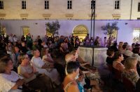 Večer evergreena u atriju palače Cedulin