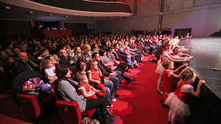 “Plesna čestitka” (foto:Saša Čuka)