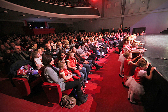 “Plesna čestitka” (foto:Saša Čuka)