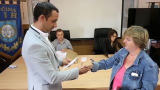 Vir: Dodjela materijalne pomoći roditeljima za nabavku udžbenika i školske opreme Vir: Dodjela materijalne pomoći roditeljima za nabavku udžbenika i školske opreme