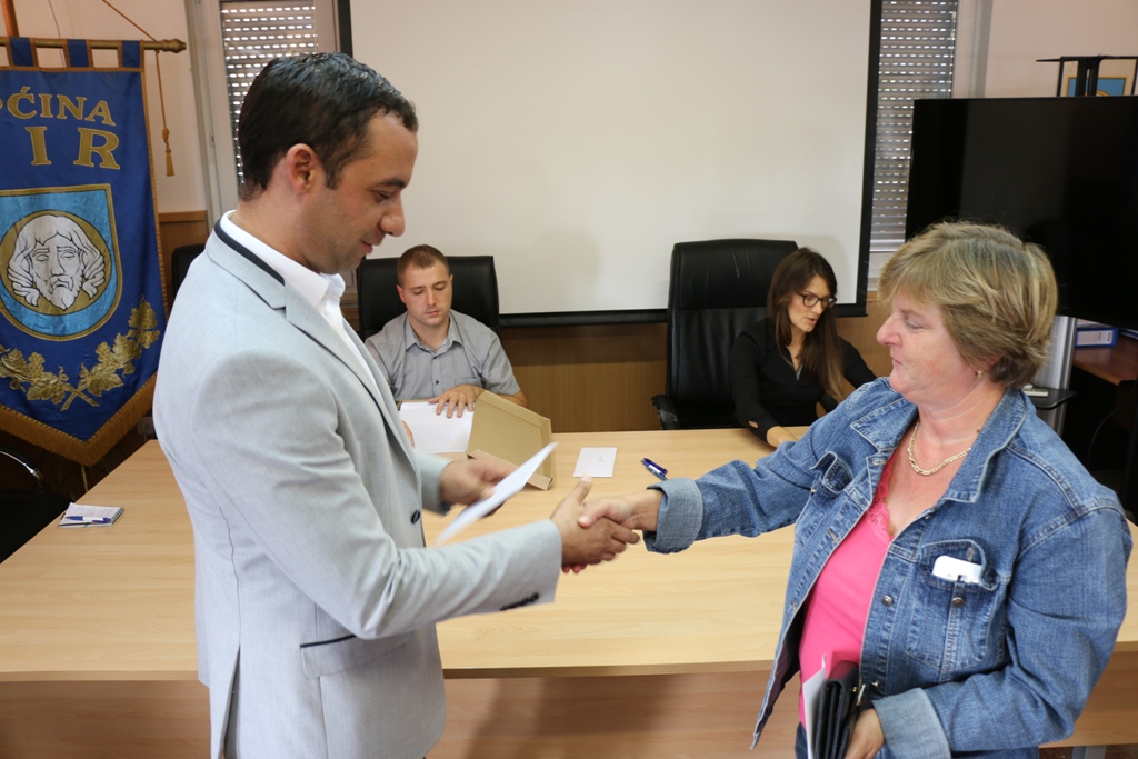 Vir: Dodjela materijalne pomoći roditeljima za nabavku udžbenika i školske opreme Vir: Dodjela materijalne pomoći roditeljima za nabavku udžbenika i školske opreme