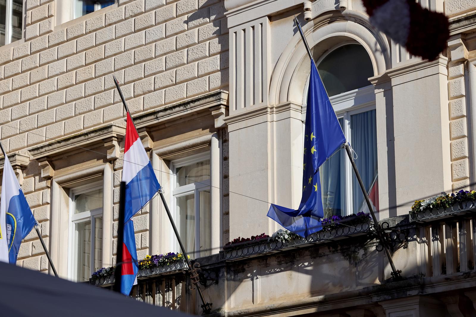 Zbog dana žalosti u Zadru su zastave na pola koplja