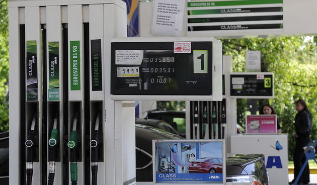 Zagreb, 030511.
Ina Miramarska, cijene benzina presle su 10,00kn.
Na slici: najtrazenije gorivo Eurosuper 95, 10,07 kn.
Foto: Damir Krajac / CROPIX