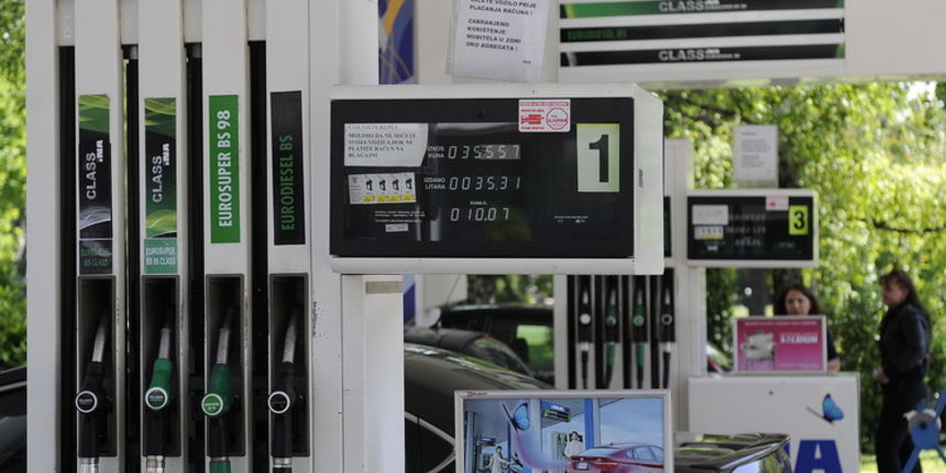 Zagreb, 030511.
Ina Miramarska, cijene benzina presle su 10,00kn.
Na slici: najtrazenije gorivo Eurosuper 95, 10,07 kn.
Foto: Damir Krajac / CROPIX Zagreb, 030511.
Ina Miramarska, cijene benzina presle su 10,00kn.
Na slici: najtrazenije gorivo Eurosuper 95, 10,07 kn.
Foto: Damir Krajac / CROPIX