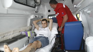 Split, 070611.
Nogometas Drago Gabric napustio je Odjel neurokirurgije KBC-a Split nesto poslije sedam sati i u pratnji majke Milene, sestre blizanke Paskvaline i kuma otputovao na oporavak u Krapinske toplice vozilom hitne pomoci, kojim je upravljao Drag Split, 070611.
Nogometas Drago Gabric napustio je Odjel neurokirurgije KBC-a Split nesto poslije sedam sati i u pratnji majke Milene, sestre blizanke Paskvaline i kuma otputovao na oporavak u Krapinske toplice vozilom hitne pomoci, kojim je upravljao Drag