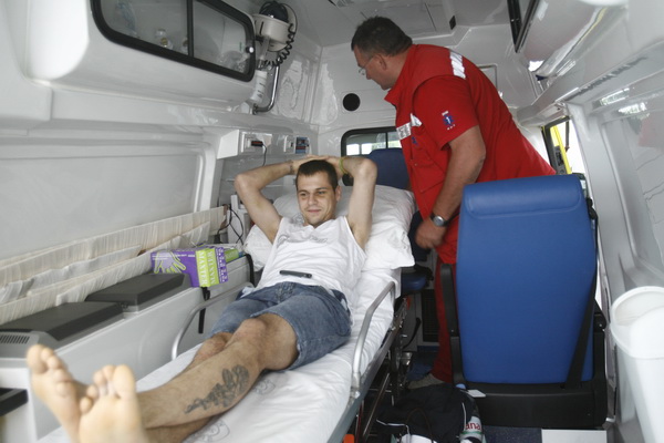 Split, 070611.
Nogometas Drago Gabric napustio je Odjel neurokirurgije KBC-a Split nesto poslije sedam sati i u pratnji majke Milene, sestre blizanke Paskvaline i kuma otputovao na oporavak u Krapinske toplice vozilom hitne pomoci, kojim je upravljao Drag Split, 070611.
Nogometas Drago Gabric napustio je Odjel neurokirurgije KBC-a Split nesto poslije sedam sati i u pratnji majke Milene, sestre blizanke Paskvaline i kuma otputovao na oporavak u Krapinske toplice vozilom hitne pomoci, kojim je upravljao Drag