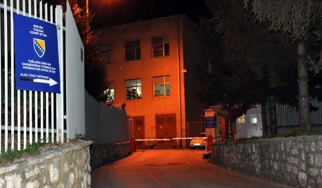 U Drinovcima kod Gruda oko 19 sati uhicen Branimir Glavas .Glavas je nakon uhicenja prebacen u pritvorsku jedinicu Suda BiH iste veceri u cadyu sudske policije sto je pobudilo velike sumnje okupljenih novinarskih ekipa .Krajnje ne logican nacin prebacivan