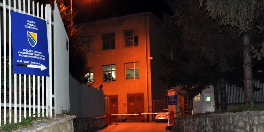 U Drinovcima kod Gruda oko 19 sati uhicen Branimir Glavas .Glavas je nakon uhicenja prebacen u pritvorsku jedinicu Suda BiH iste veceri u cadyu sudske policije sto je pobudilo velike sumnje okupljenih novinarskih ekipa .Krajnje ne logican nacin prebacivan