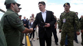 Zadar, 130513.
Predsjednik Vlade RH Zoran Milanovic prisustvovao je programu pokazne vatrogasne vjezbe Ljeto 2013 u Zracnoj luci Zadar. U pokaznoj vatrogasnoj vjezbi sudjelovale su protupozarne snage Drzavne uprave za zastitu i spasavanje, Namjenski orga Zadar, 130513.
Predsjednik Vlade RH Zoran Milanovic prisustvovao je programu pokazne vatrogasne vjezbe Ljeto 2013 u Zracnoj luci Zadar. U pokaznoj vatrogasnoj vjezbi sudjelovale su protupozarne snage Drzavne uprave za zastitu i spasavanje, Namjenski orga