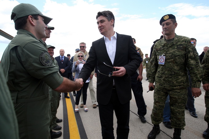 Zadar, 130513.
Predsjednik Vlade RH Zoran Milanovic prisustvovao je programu pokazne vatrogasne vjezbe Ljeto 2013 u Zracnoj luci Zadar. U pokaznoj vatrogasnoj vjezbi sudjelovale su protupozarne snage Drzavne uprave za zastitu i spasavanje, Namjenski orga Zadar, 130513.
Predsjednik Vlade RH Zoran Milanovic prisustvovao je programu pokazne vatrogasne vjezbe Ljeto 2013 u Zracnoj luci Zadar. U pokaznoj vatrogasnoj vjezbi sudjelovale su protupozarne snage Drzavne uprave za zastitu i spasavanje, Namjenski orga