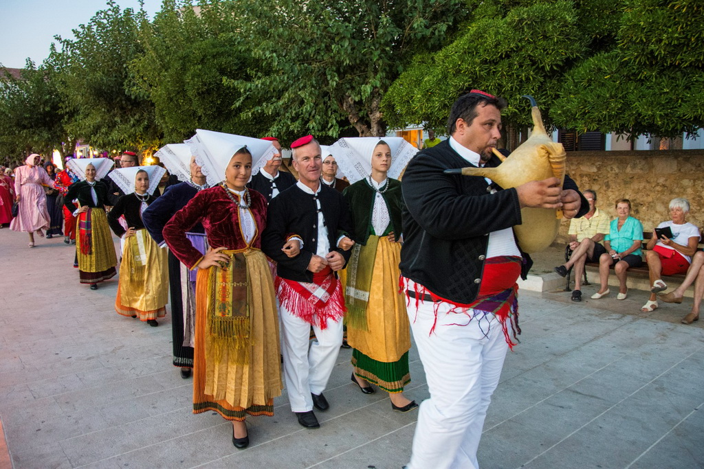 Paški ljetni karneval 2017 – maškarana povorka