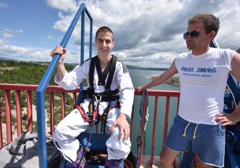 Otvorena sezona bungee jumpinga sa starog Masleničkog mosta. Photo: Hrvoje Jelavić/PIXSELL Otvorena sezona bungee jumpinga sa starog Masleničkog mosta. Photo: Hrvoje Jelavić/PIXSELL