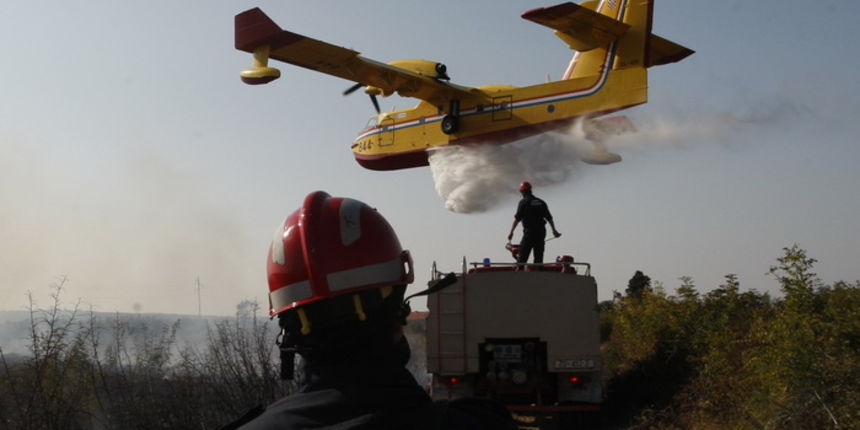 Smokovic, 210911.
Pozar u trokutu izmedju Zemunika, Smokovica i Crnog. Pozar iz zraka gase cetiri kanadera te jedan air-tractor. Gori trava i visoko raslinje, malo borova i malo mlade hrastove sume. 
Foto: Jure Miskovic / CROPIX