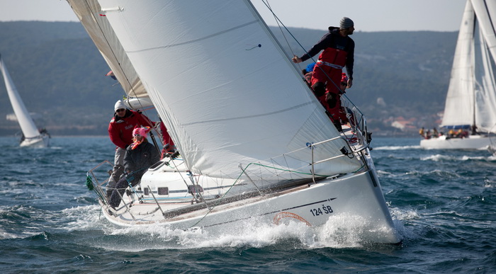 Zadar, 260211.
U Biogradskom akvatoriju se ovoga vikenda odrzava 11. Karnevalska regata. U tri jedrenja natjecati ce se 50-ak brodova.
Na slici: detalj sa subotnjeg jedrenja.
Foto: Vladimir Ivanov / CROPIX Zadar, 260211.
U Biogradskom akvatoriju se ovoga vikenda odrzava 11. Karnevalska regata. U tri jedrenja natjecati ce se 50-ak brodova.
Na slici: detalj sa subotnjeg jedrenja.
Foto: Vladimir Ivanov / CROPIX