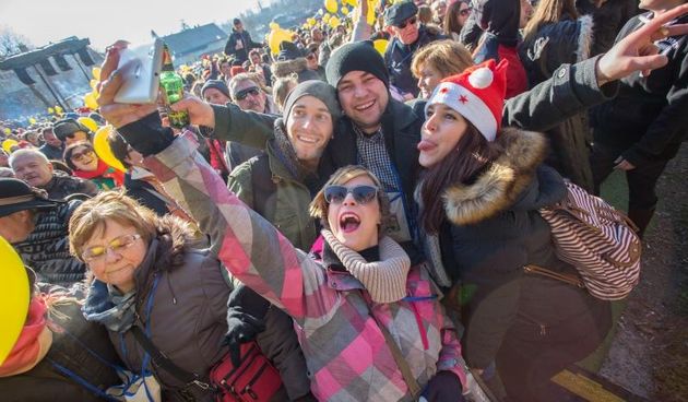 Fuzine – Tradicionalni docek Nove godine u Fuzinama slavi tocno u podne vec 16 godina. Novost ovogodisnjeg podnevnog doceka bila je mogucnost kupnje balona na koje su se ispisivale novogodisnje zelje, a svi su pusteni u zrak tocno u podne. Dio prihoda od