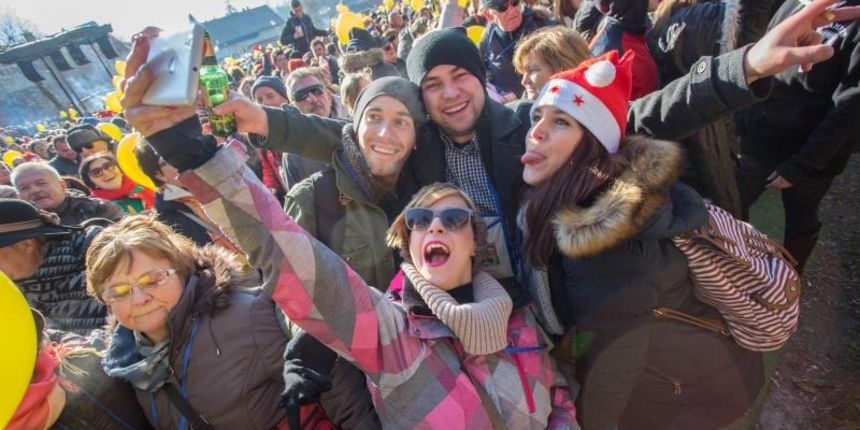 Fuzine – Tradicionalni docek Nove godine u Fuzinama slavi tocno u podne vec 16 godina. Novost ovogodisnjeg podnevnog doceka bila je mogucnost kupnje balona na koje su se ispisivale novogodisnje zelje, a svi su pusteni u zrak tocno u podne. Dio prihoda od