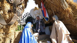 Vodice, 241212.
Josip Matesa Bumba iz Vodica vec godinama izradjuje bozicne jaslice za Vodice, Sibenik i Sibensku Biskupiju, a ove godine ispred svoje obiteljske kuce u Vodicama postavio je jaslice u kojima iznad malog Isusa stoji general Ante Gotovina.
N Vodice, 241212.
Josip Matesa Bumba iz Vodica vec godinama izradjuje bozicne jaslice za Vodice, Sibenik i Sibensku Biskupiju, a ove godine ispred svoje obiteljske kuce u Vodicama postavio je jaslice u kojima iznad malog Isusa stoji general Ante Gotovina.
N