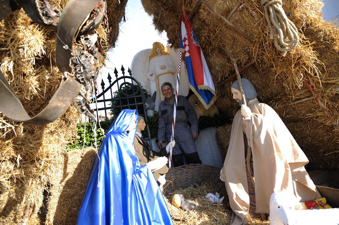 Vodice, 241212.
Josip Matesa Bumba iz Vodica vec godinama izradjuje bozicne jaslice za Vodice, Sibenik i Sibensku Biskupiju, a ove godine ispred svoje obiteljske kuce u Vodicama postavio je jaslice u kojima iznad malog Isusa stoji general Ante Gotovina.
N Vodice, 241212.
Josip Matesa Bumba iz Vodica vec godinama izradjuje bozicne jaslice za Vodice, Sibenik i Sibensku Biskupiju, a ove godine ispred svoje obiteljske kuce u Vodicama postavio je jaslice u kojima iznad malog Isusa stoji general Ante Gotovina.
N