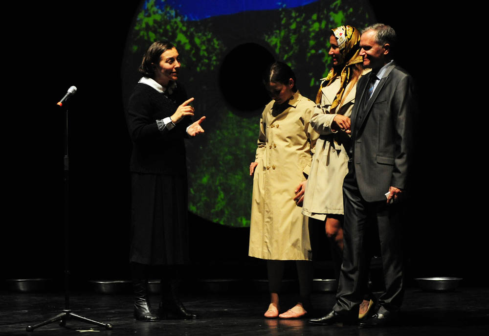 Zadar, 11.04.2013. snimio: Nenad Marčev
dramska pretplata
GRADSKO KAZALIŠTE MLADIH SPLIT
Redatelj: Ivan Leo Lemo
Krčma, alkar, duga
po motivima pripovjedaka Dinka Šimunovića
igraju: Ana Gruica, Belmondo Miliša, Slavko Sobin,
Ivo Perkušić, Zadar, 11.04.2013. snimio: Nenad Marčev
dramska pretplata
GRADSKO KAZALIŠTE MLADIH SPLIT
Redatelj: Ivan Leo Lemo
Krčma, alkar, duga
po motivima pripovjedaka Dinka Šimunovića
igraju: Ana Gruica, Belmondo Miliša, Slavko Sobin,
Ivo Perkušić,