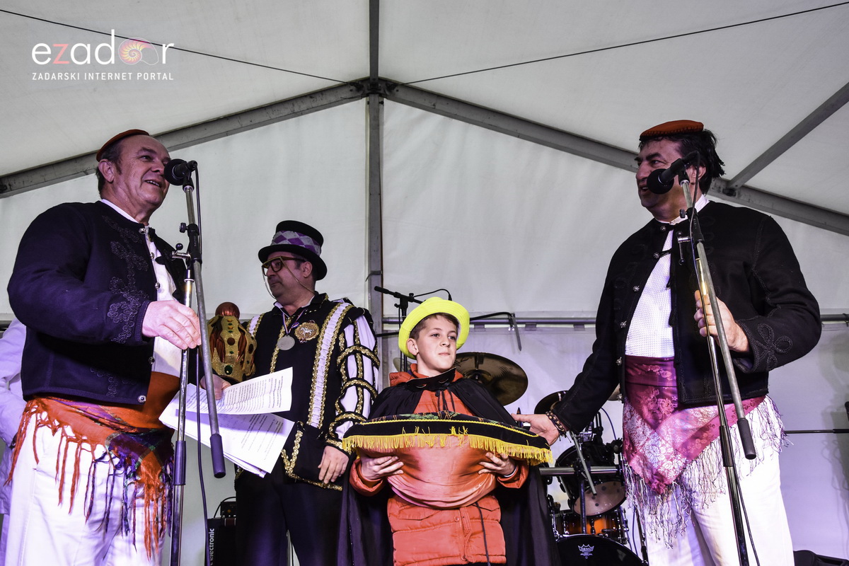 Paški zimski karneval 2018: Karnevalska povorka prošla ulicama grada do Pijace