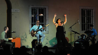 Zadar, 26.07.2013. snimio: Nenad Marčev
bossa nova
CATIA WERNECK QUARTET (BRA-FR)
CATIA WERNECK – vocal
VINCENT BIDAL – piano
LUKMIL PEREZ HERRERA – drums
RENATO ŠVORINIĆ – bass giuitar
Dvorište Providurove palače Zadar, 26.07.2013. snimio: Nenad Marčev
bossa nova
CATIA WERNECK QUARTET (BRA-FR)
CATIA WERNECK – vocal
VINCENT BIDAL – piano
LUKMIL PEREZ HERRERA – drums
RENATO ŠVORINIĆ – bass giuitar
Dvorište Providurove palače